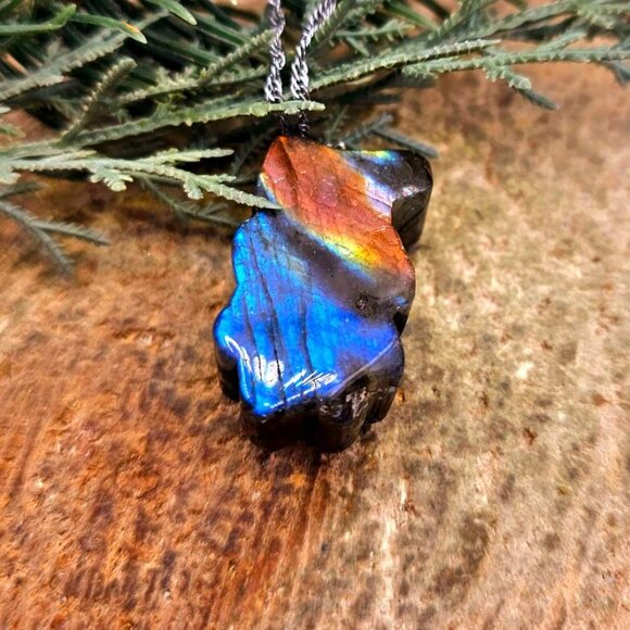 Adorable Nature Labradorite Carved Flashy Rabbit With Flower Pendant Necklace - Picture 10 of 10